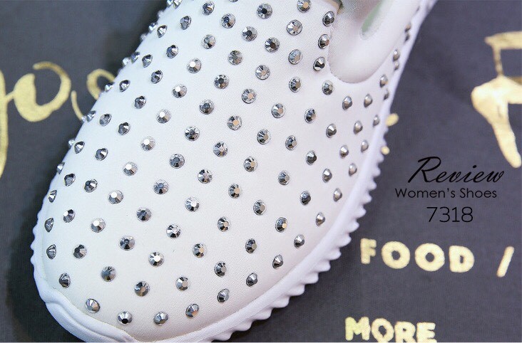 รองเท้าผ้าใบทรงสวมแต่งหมุด (สีขาว)