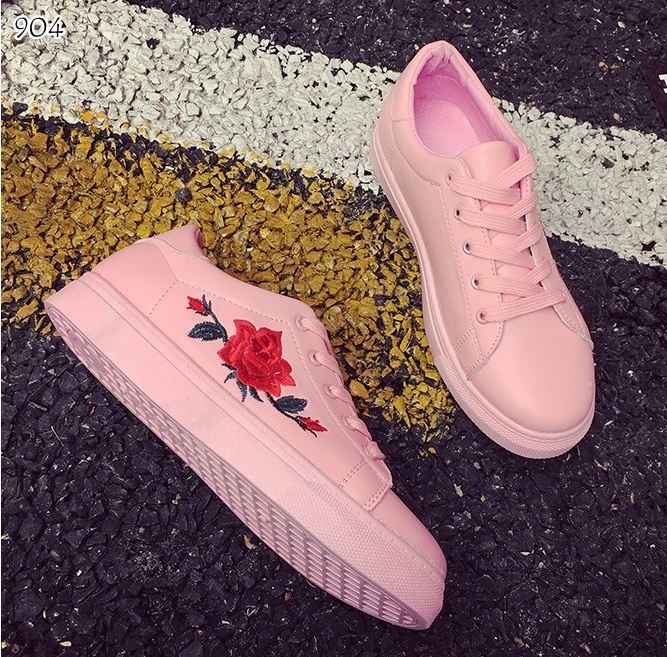 รองเท้าผ้าใบพียูลายกุหลาบ (สีขาว)