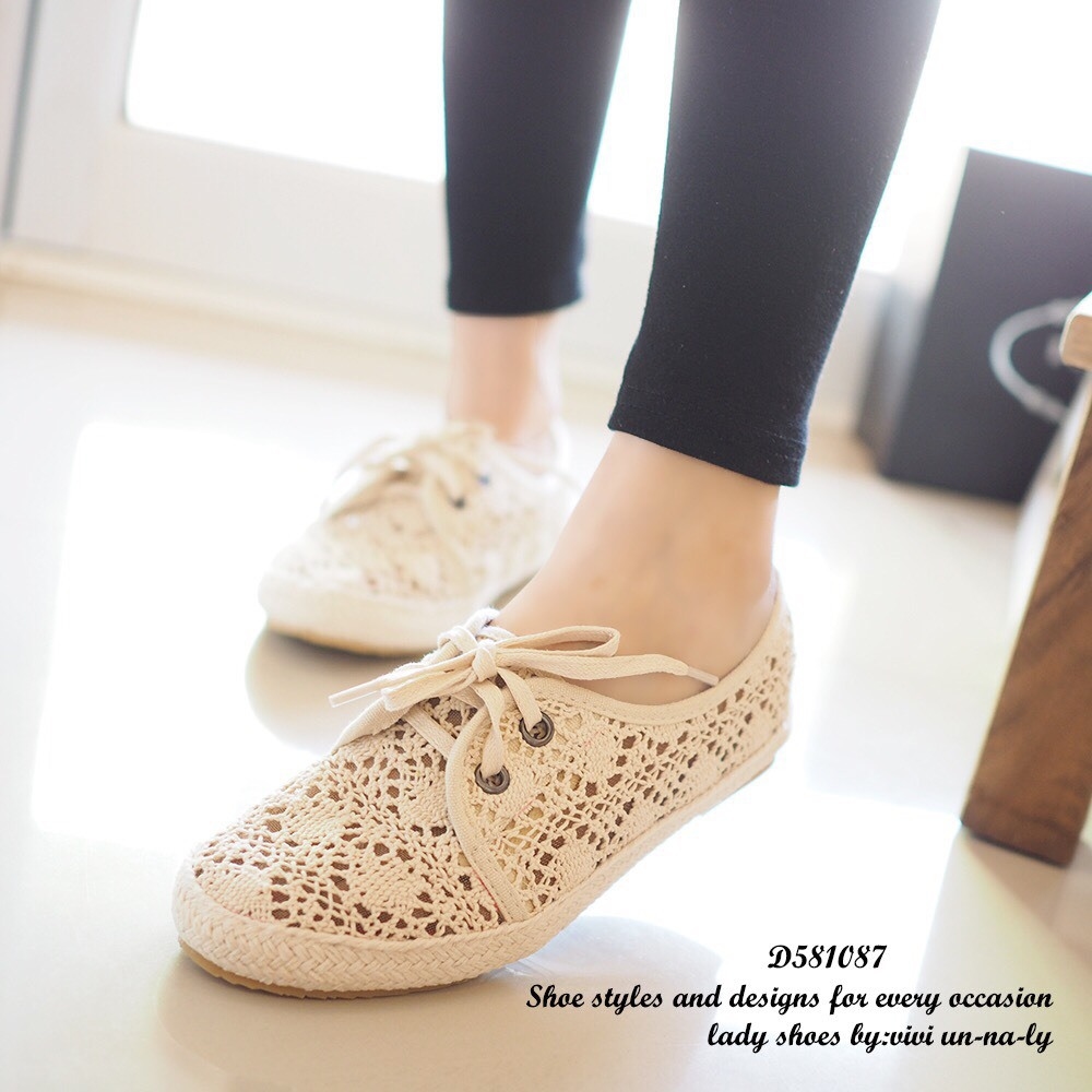 รองเท้าผ้าใบลูกไม้วินเทจแบบโปร่ง (สีดำ)