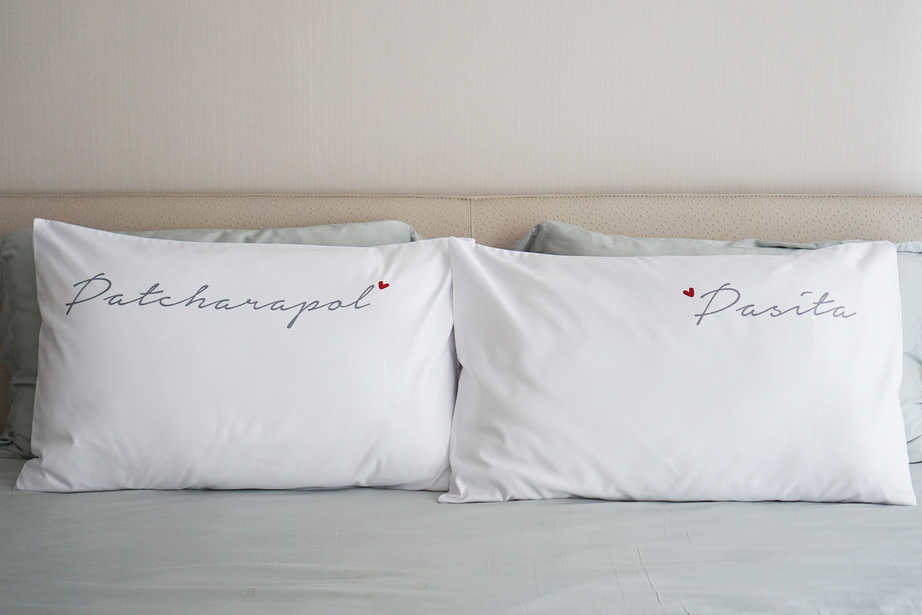 ปลอกหมอนหนุนคู่ สีขาว ลาย Name - Font 27 - Grey