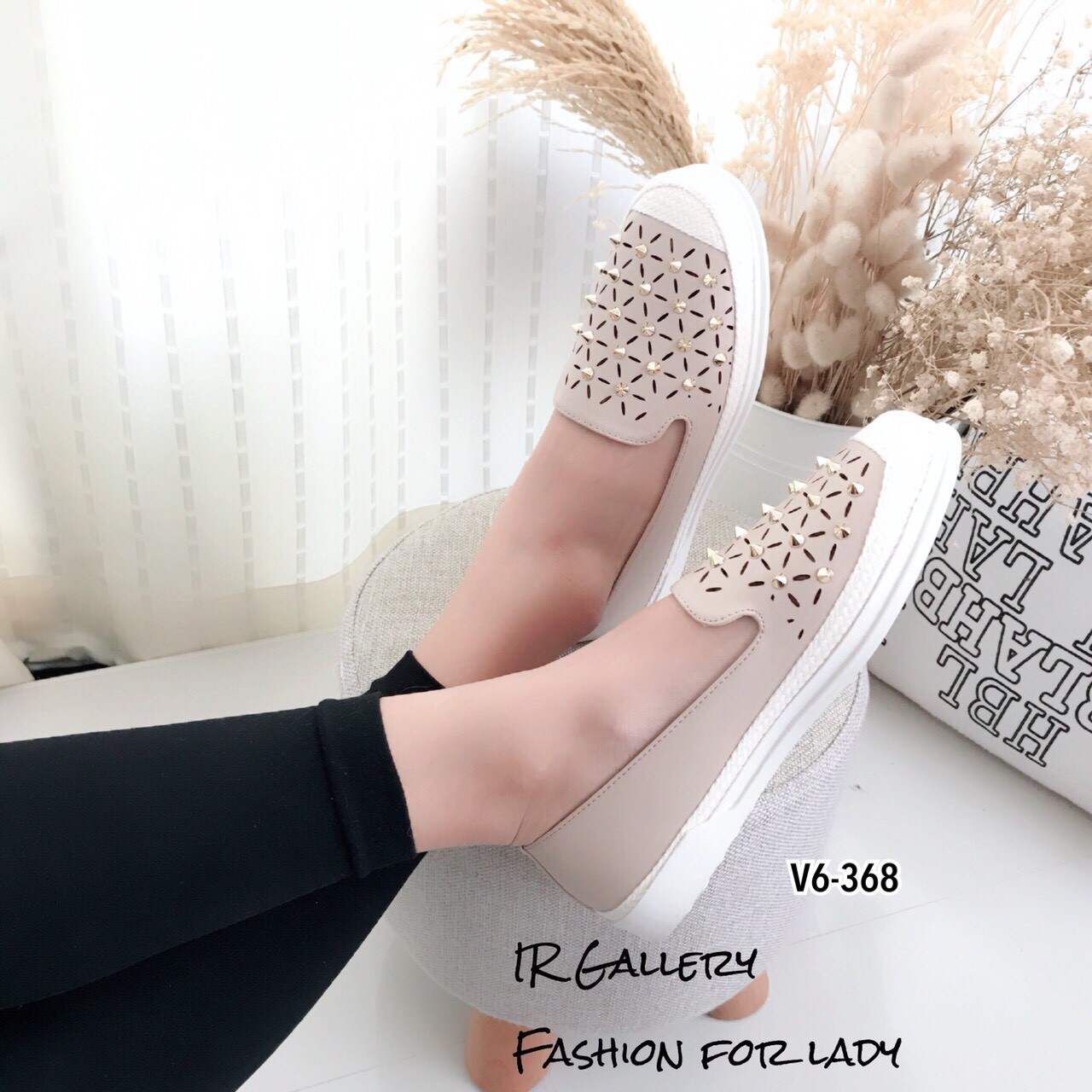 รองเท้าผ้าใบสวมแต่งหมุด (สีครีม)