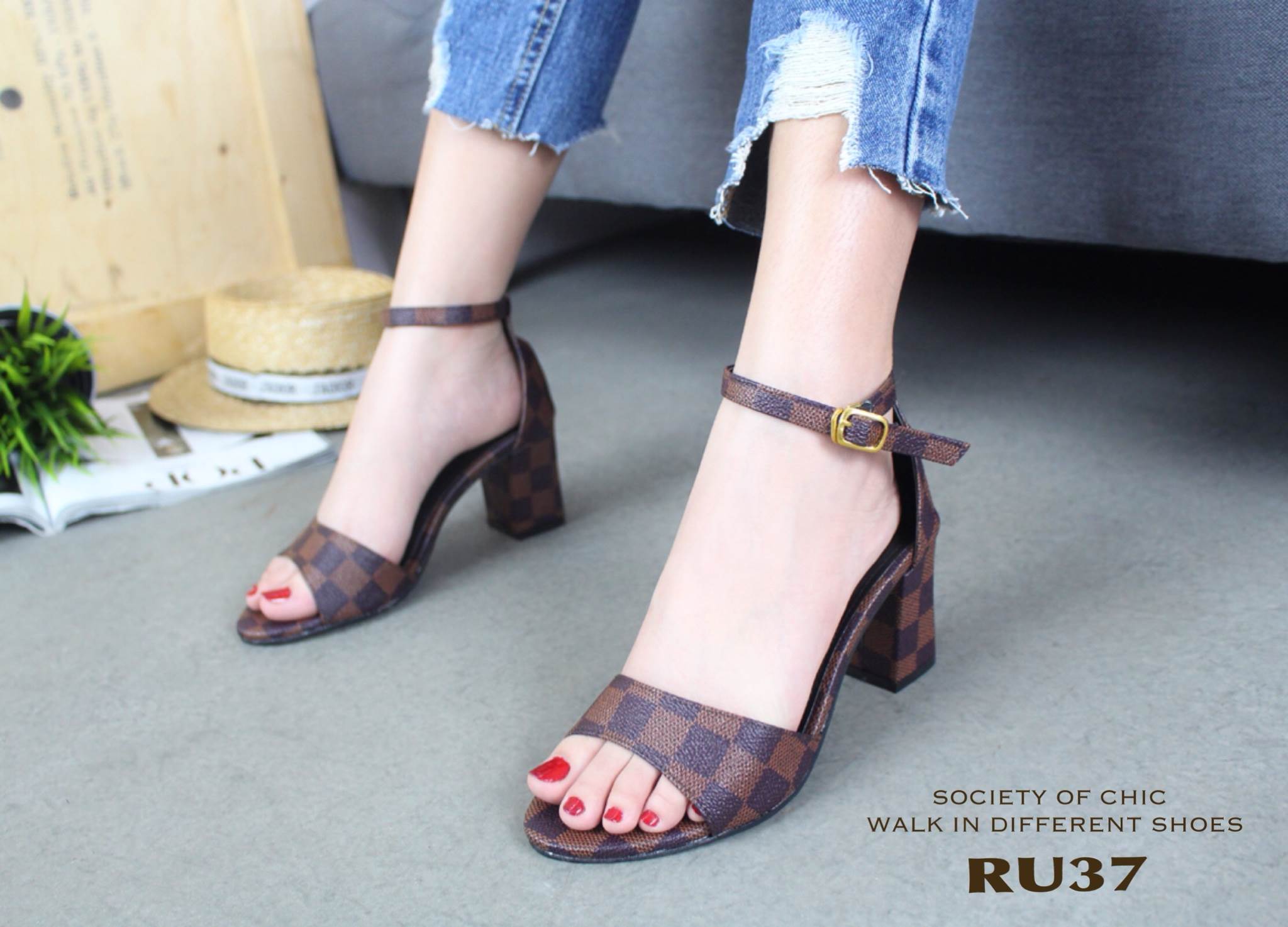รองเท้าส้นตัน Style LV Damier