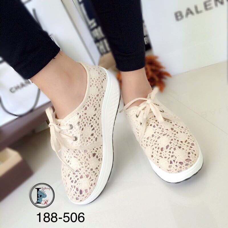 รองเท้าผ้าใบลูกไม้ทรง Sport (สีดำ)