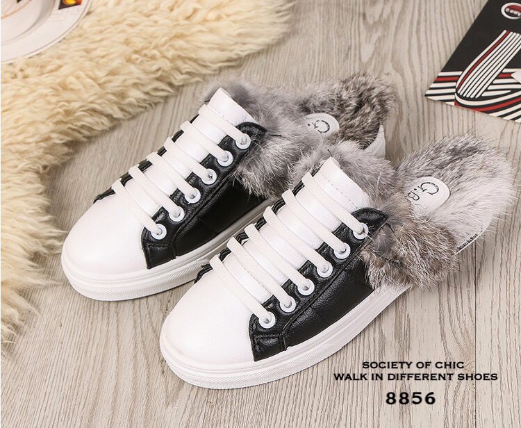 รองเท้าผ้าใบเปิดส้นแต่งขน (สีดำ)