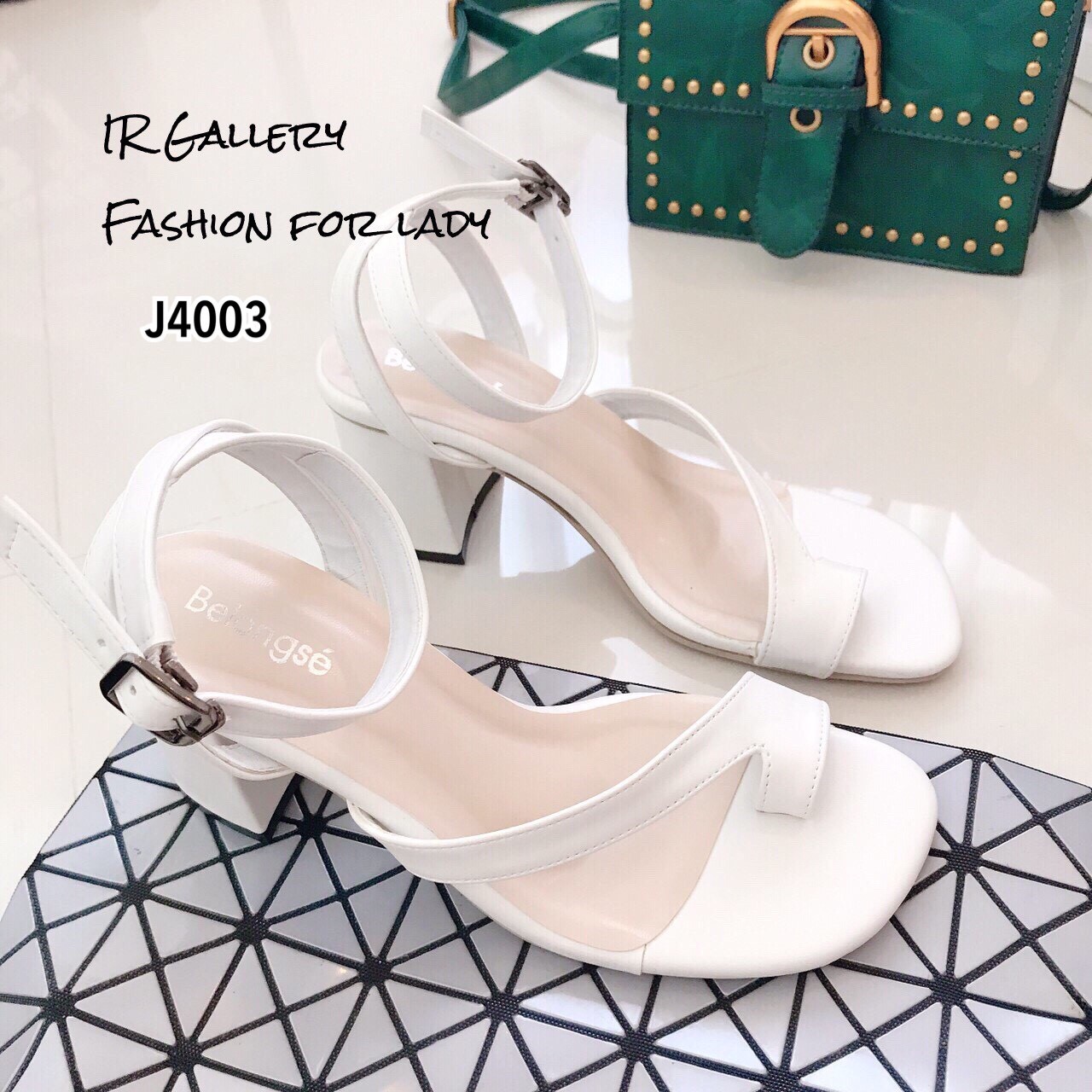 รองเท้าส้นตันแต่งสายไขว้โป้ง (สีขาว)
