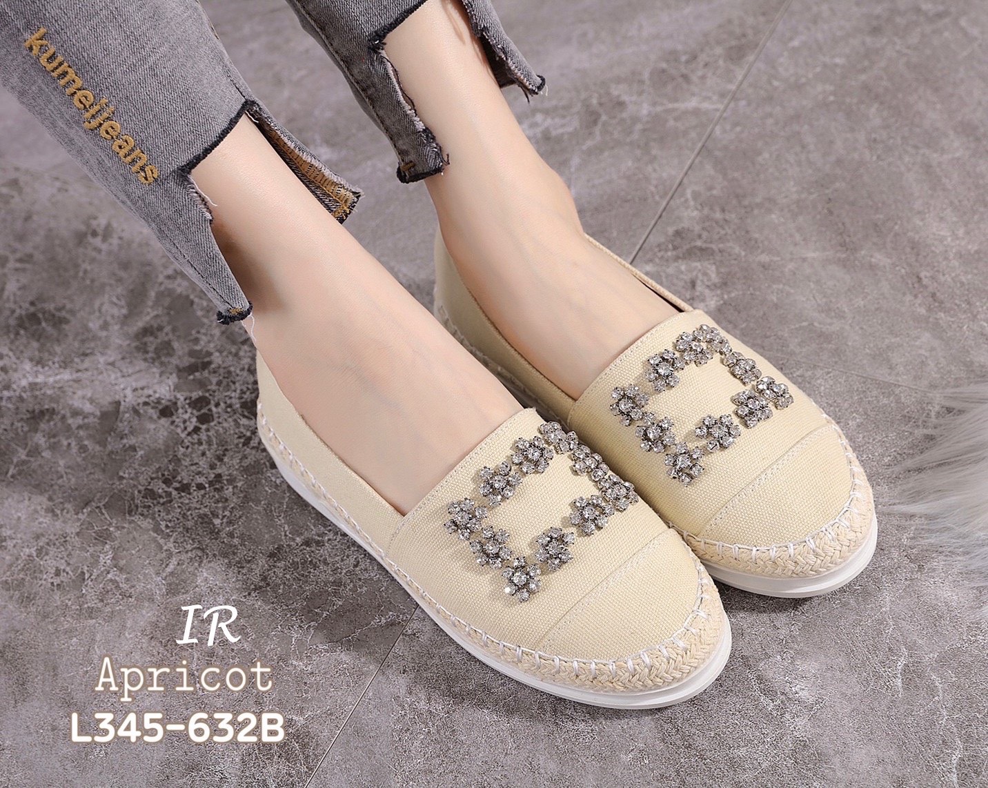 รองเท้าSlipperแคนวาสแต่งอะไหล่ (สีครีม)
