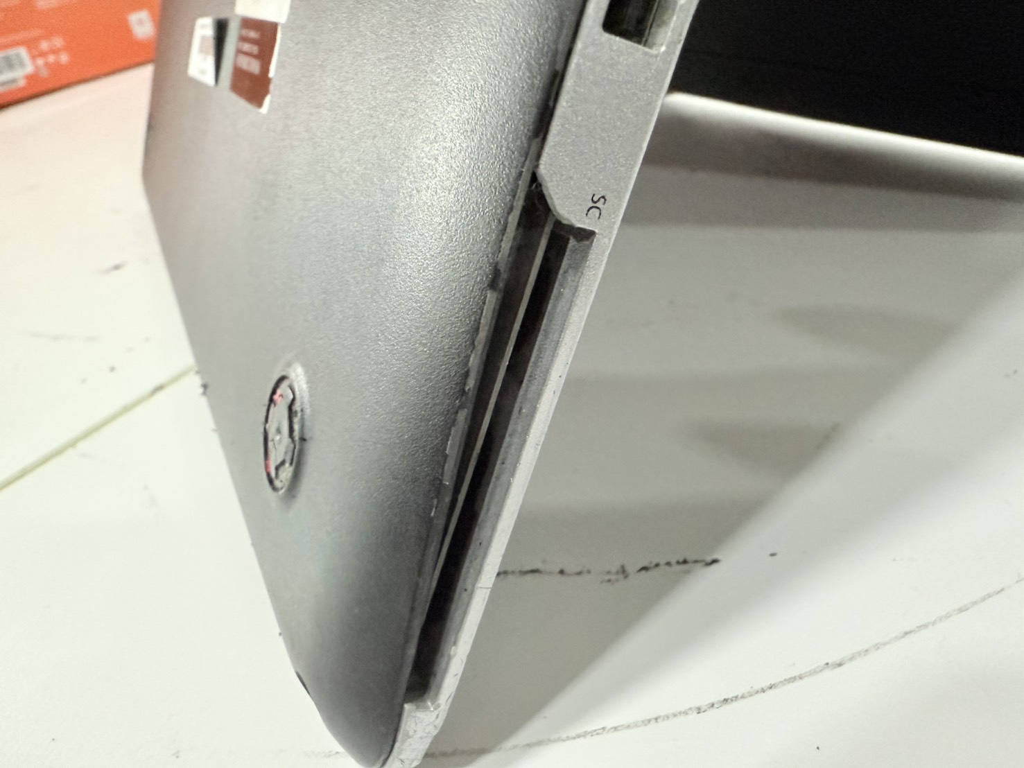 โน๊ตบุ๊ค HP EliteBook 840 G4 (i5-7300U/8GB/M.2 256GB) ไม่มี Adapter แบตเสื่อม จอเป้นเส้น ฝามีคราบกาวเล็กน้อย