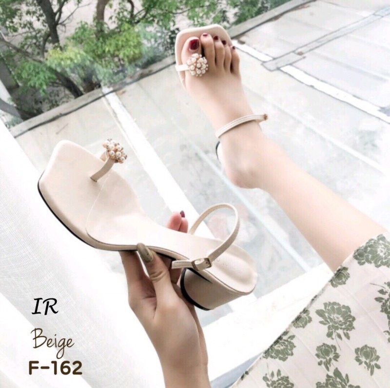 รองเท้าส้นตันสวมโป้งแต่งมุก (สีเบจ)