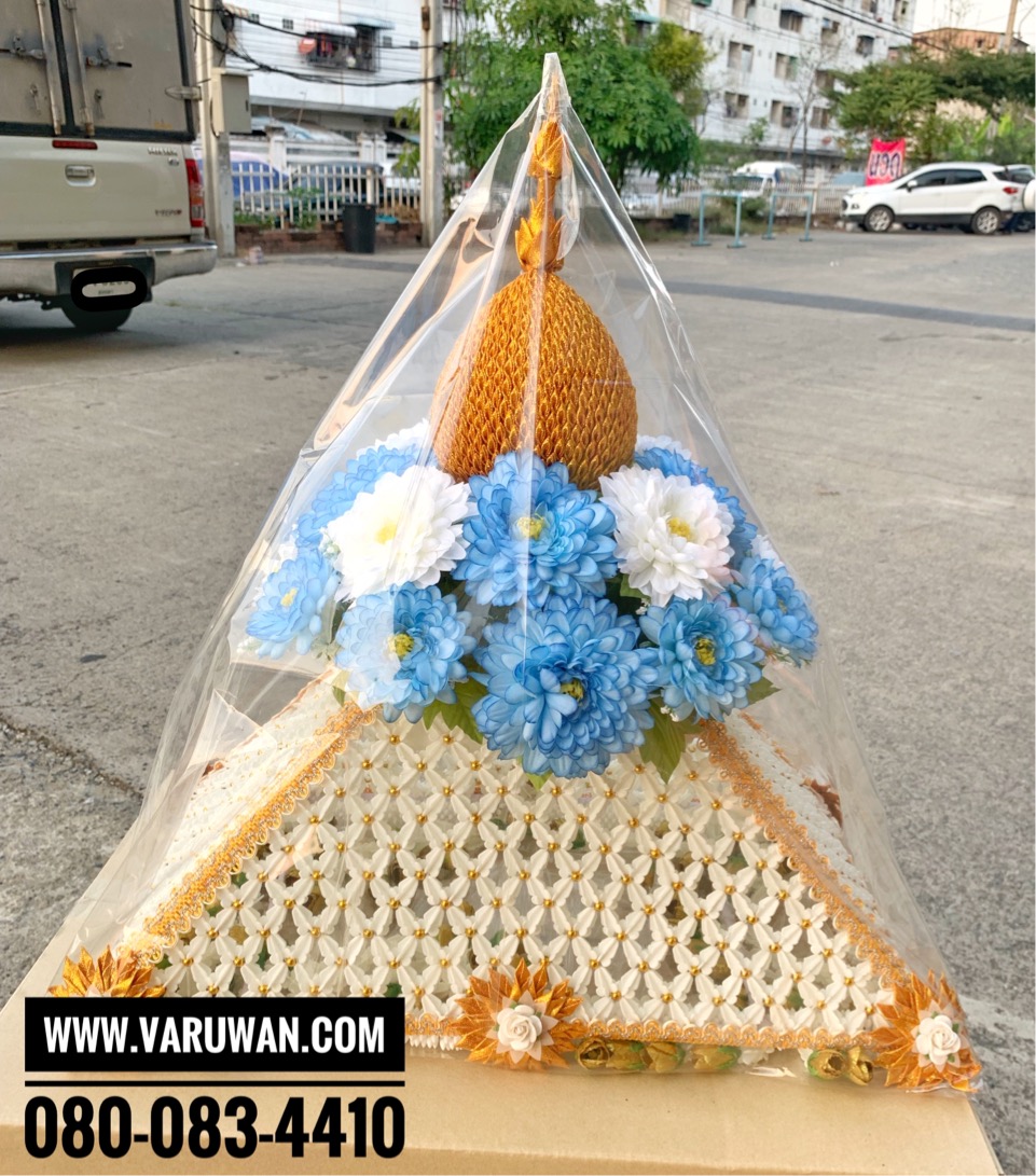 ครอบไตรยอดพุ่มทอง แต่งดอกไม้