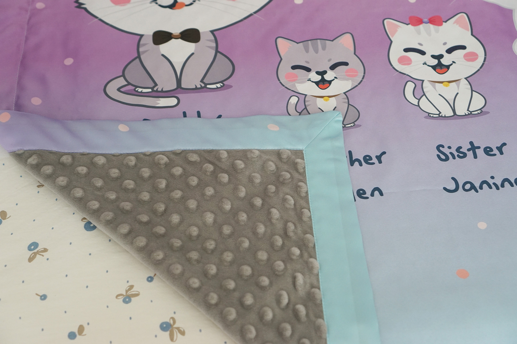 ผ้าห่มสั่งทำใส่ชื่อ ลาย Kitten Family - Purple Blue (ไม่รวมถุงผ้าซาติน)