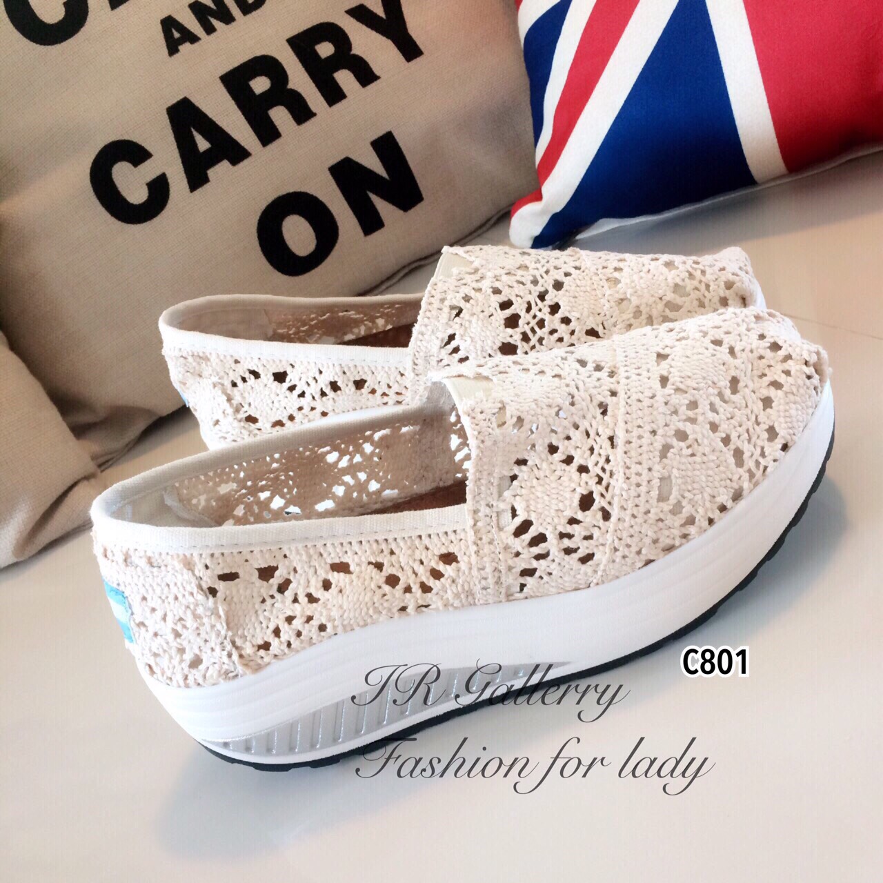 รองเท้าผ้าใบเสริมส้นลายลูกไม้ (สีกรม)