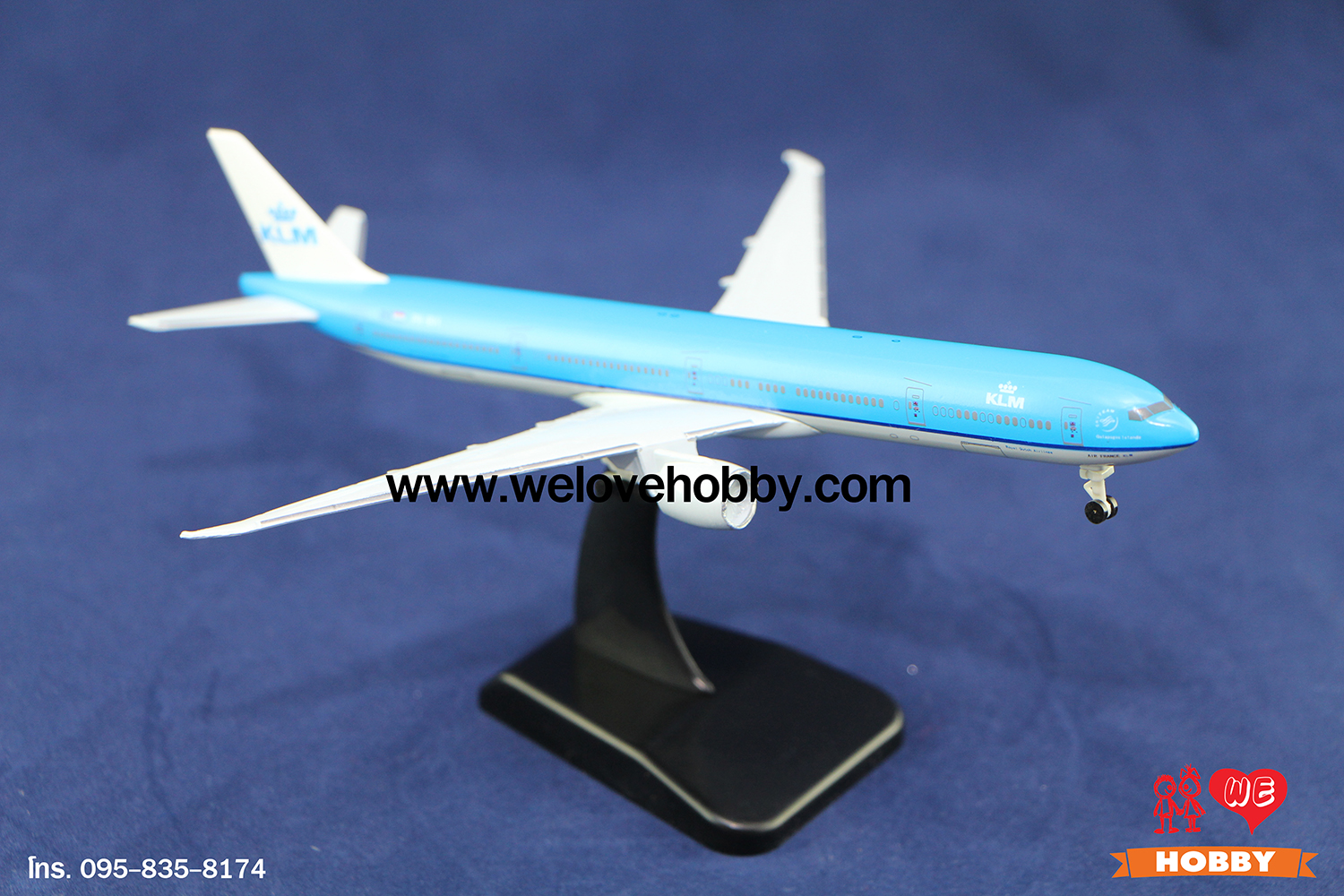 โมเดลเครื่องบิน KLM Royal Dutch Airlines (Boeing 777) เนเธอร์แลนด์ ไซส์กลาง แบบมีล้อเครื่องบิน (1:400)