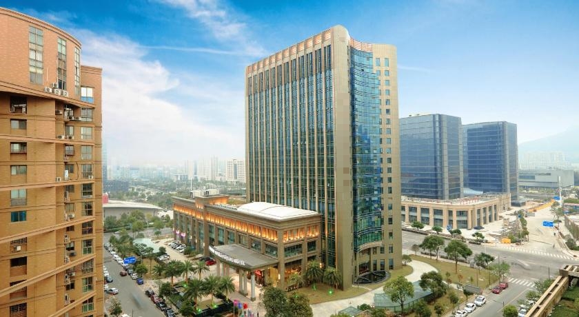 4 star hotel for sale in Chiang Mai, Thailand, near Chiang Mai Night Bazaar 200 meters.