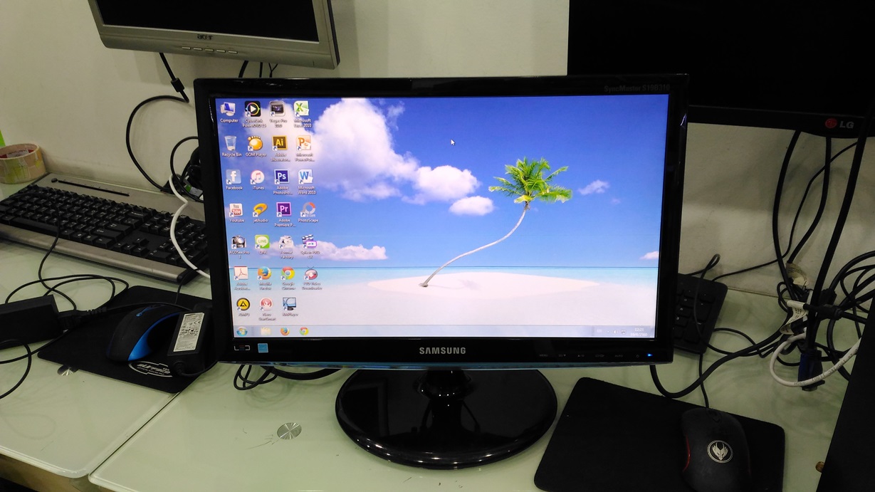L19B310B 18.5" LED มีตำหนิเป็นเส้นแนวนอน 1 เส้น