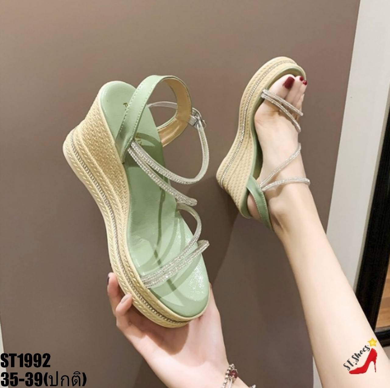 รองเท้าส้นเตารีดแต่งสายไขว้เพชร (สีครีม)