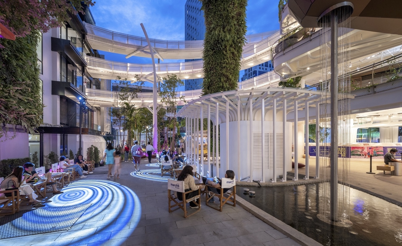 ทีเพลซ - มาร์เช่ ทองหล่อ (T PLACE - Marche' Thonglor) สำนักงานให้เช่าใจกลางทองหล่อ ซอยสุขุมวิท 55 กรุงเทพฯ ใกล้สถานีรถไฟฟ้า BTS ทองหล่อ 500 ม.