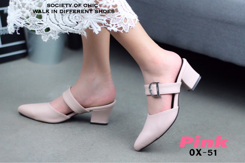 รองเท้าคัทชูส้นเตี้ยหัวแหลมแต่งอะไหล่ (สีชมพู)