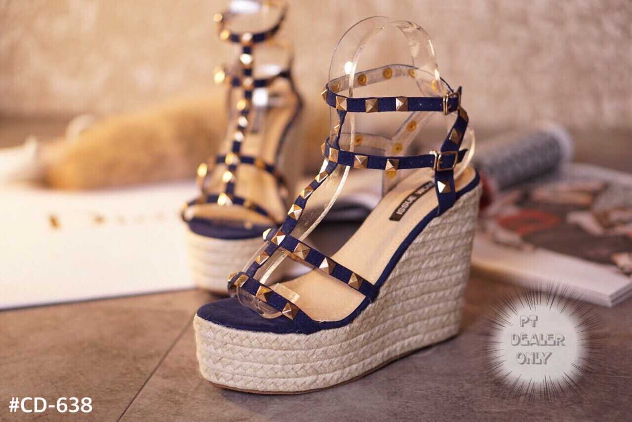 พร้อมส่ง : รองเท้าส้นตึก Valentino Style (สีน้ำเงิน)