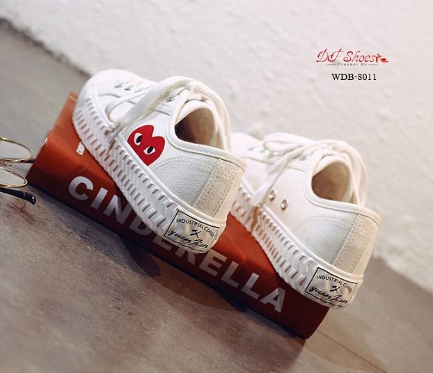 รองเท้าผ้าใบแคนวาสแต่งลายหัวใจ (สีขาว)