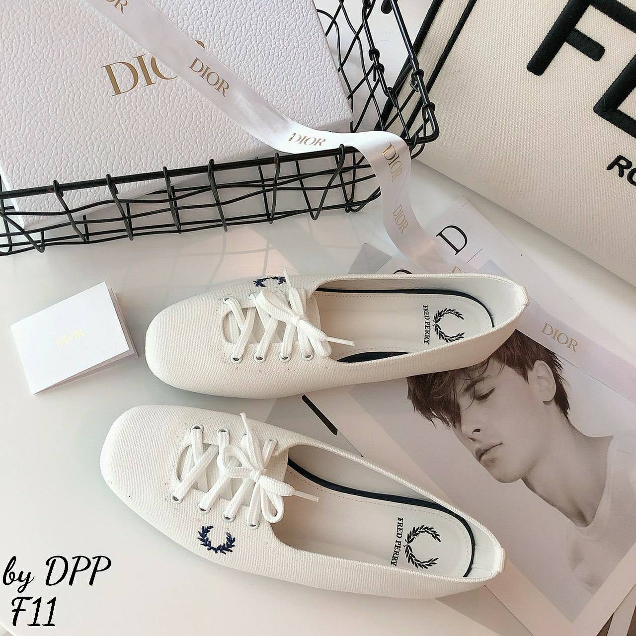 รองเท้าผ้าใบทรงคัทชู Style Fred Perry