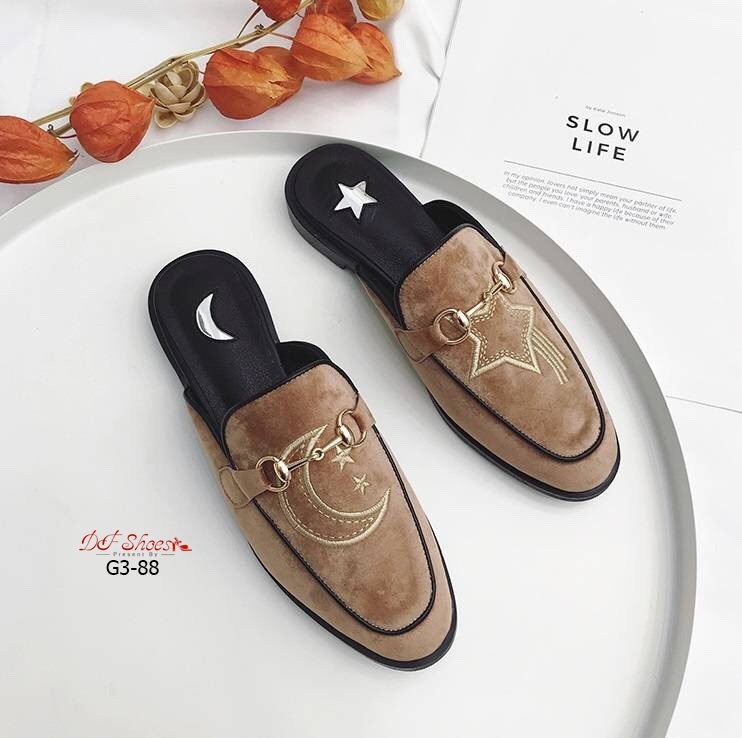 รองเท้าโลฟเฟอร์ปักลาย (สีกากี)