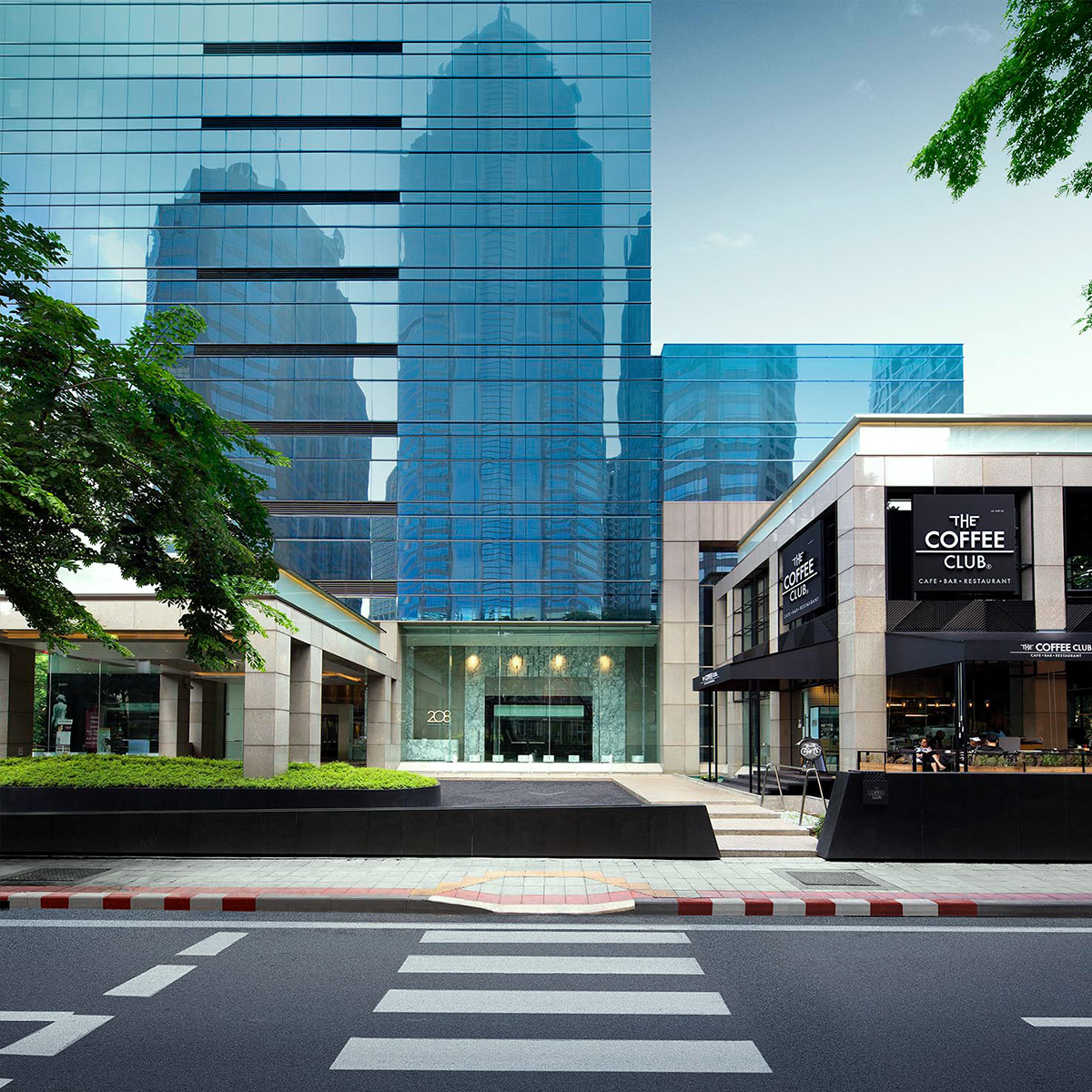 位于Wireless Road附近的Lumpini Park附近的写字楼出租，距离BTS Ploenchit站600米。