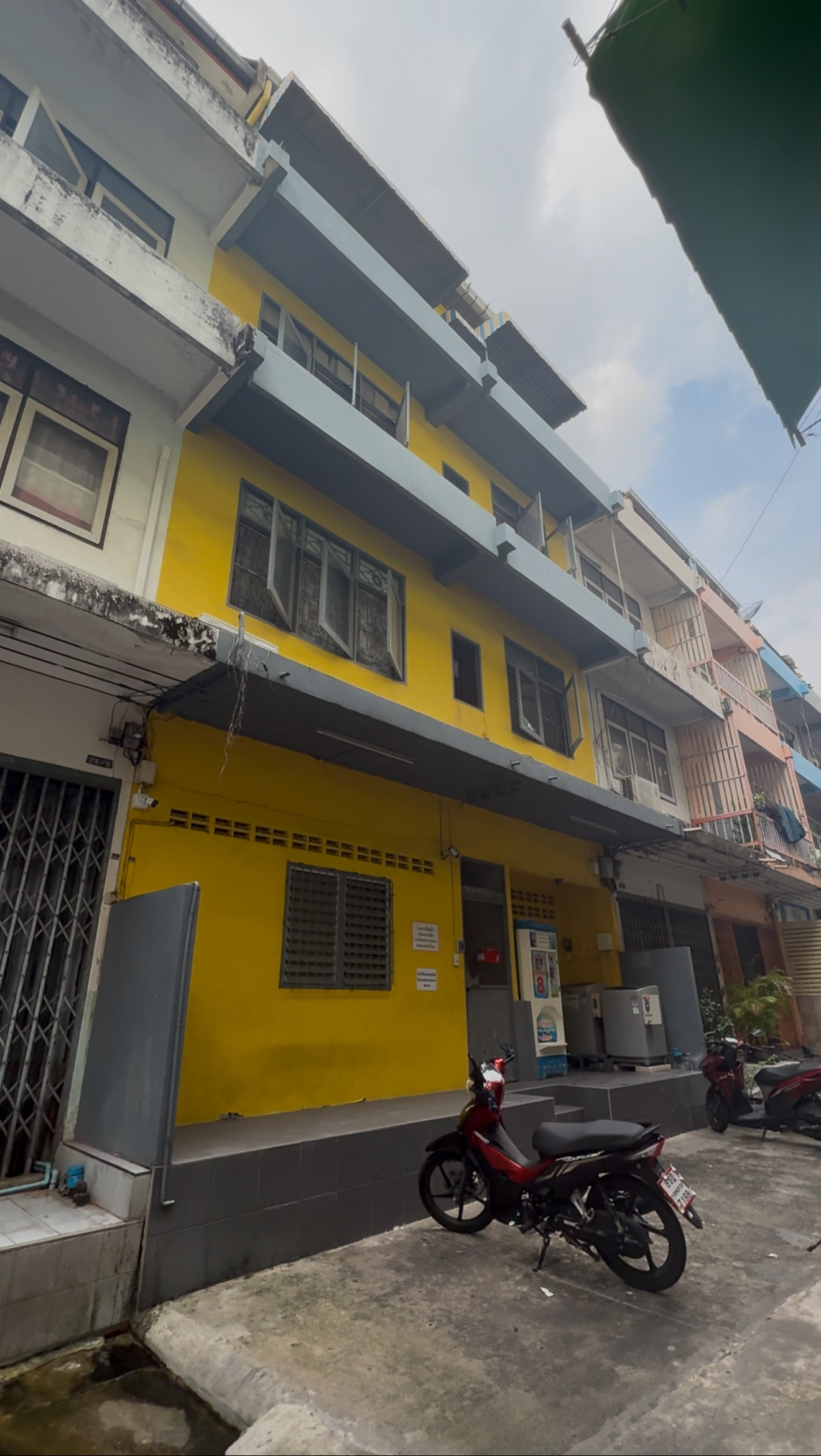 ขายอาคารเหมาะทำโฮสเทล ใกล้สถานีรถไฟฟ้า BTS พระโขนง เพียง 700 เมตร