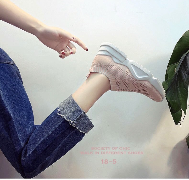 รองเท้าผ้าใบผ้ายืดทรงสวม (สีขาว)