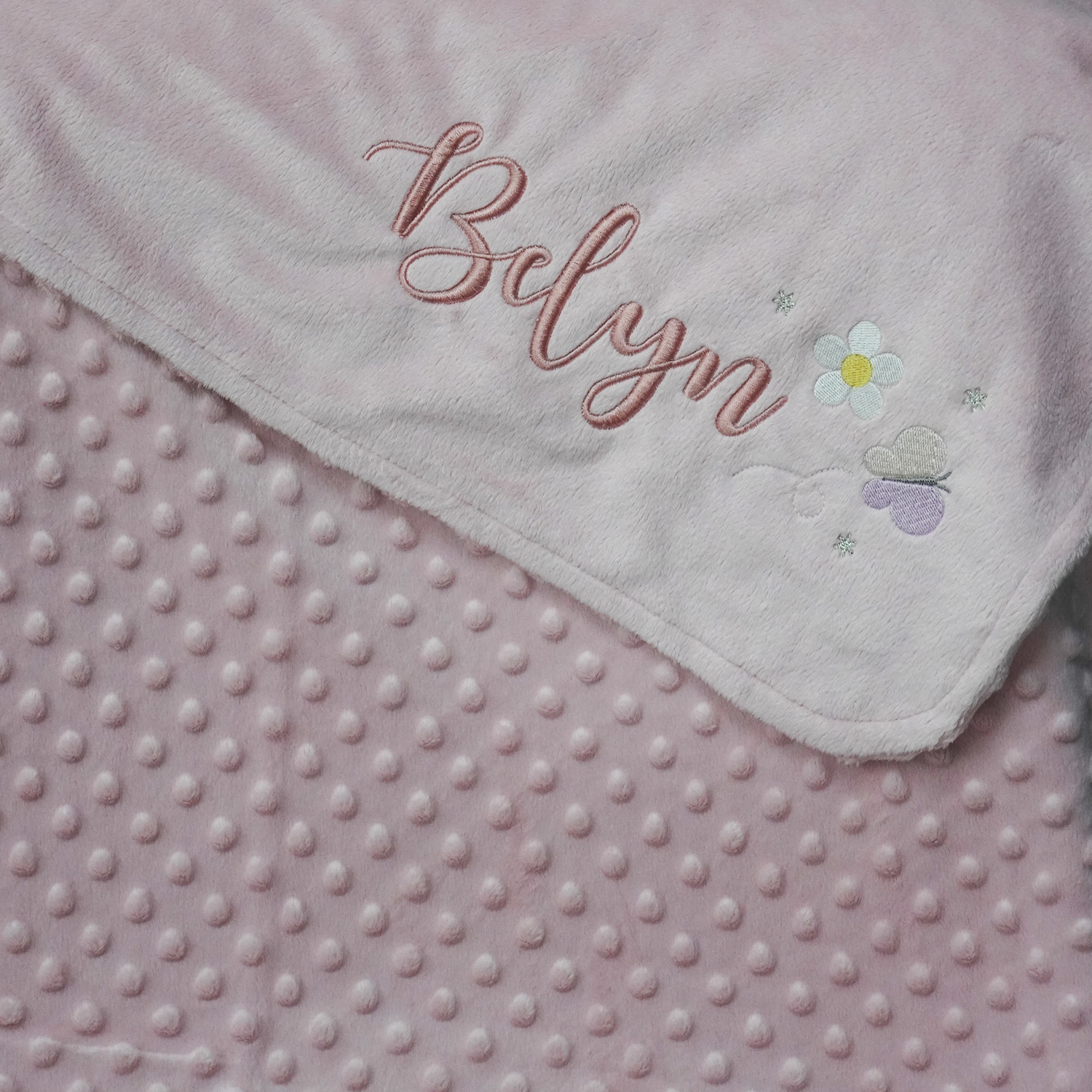 ผ้าห่ม Minky - สีชมพู 75x100cm แบบปักชื่อ+icon - Butterfly and Daisy