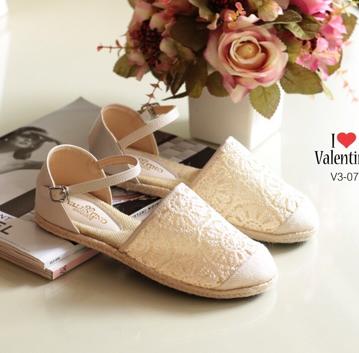 พร้อมส่ง : รองเท้าลูกไม้ Valentino ลำลอง