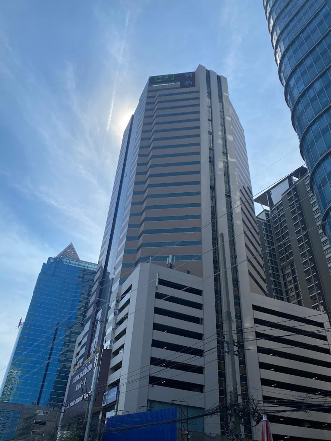 อาคารเล้าเป้งง้วน ทาวเวอร์ 1 สำนักงานให้เช่า ติดถนนวิภาวดีรังสิต ใกล้ห้าแยกลาดพร้าว และ ใกล้สวนจตุจักร