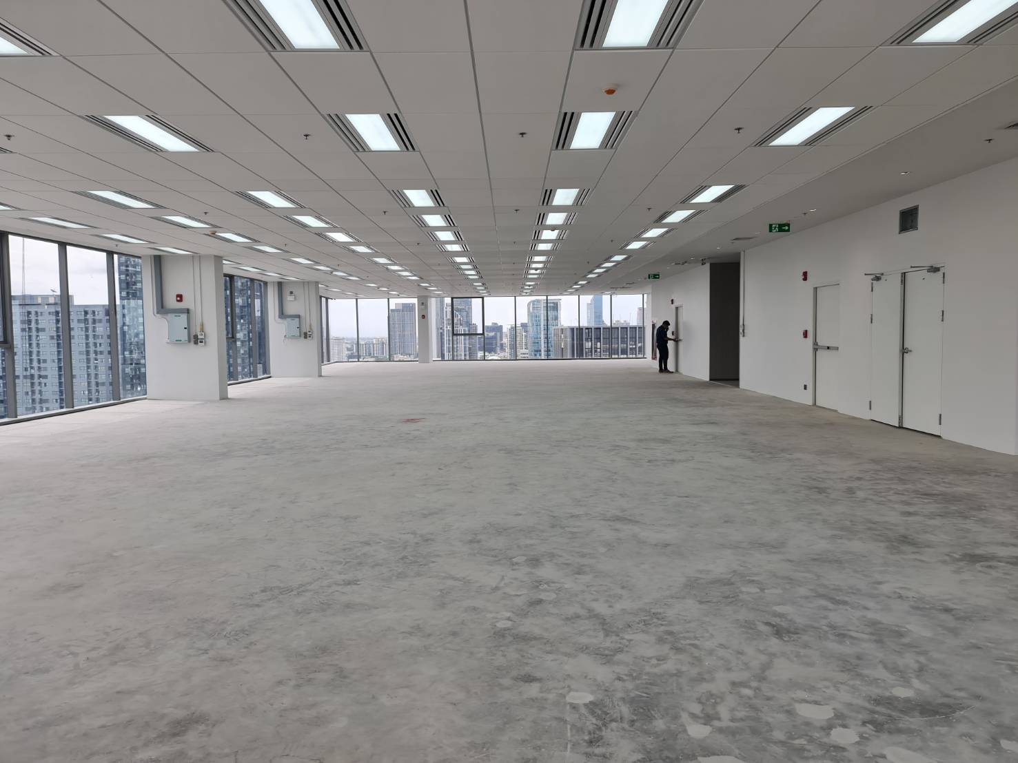 อาคารสุขุมวิท ฮิลล์ ( Sukhumvit Hills ) สำนักงานให้เช่าติดถนนสุขุมวิท ใกล้สถานีรถไฟฟ้า BTS อ่อนนุช และ BTS บางจาก 500 เมตร