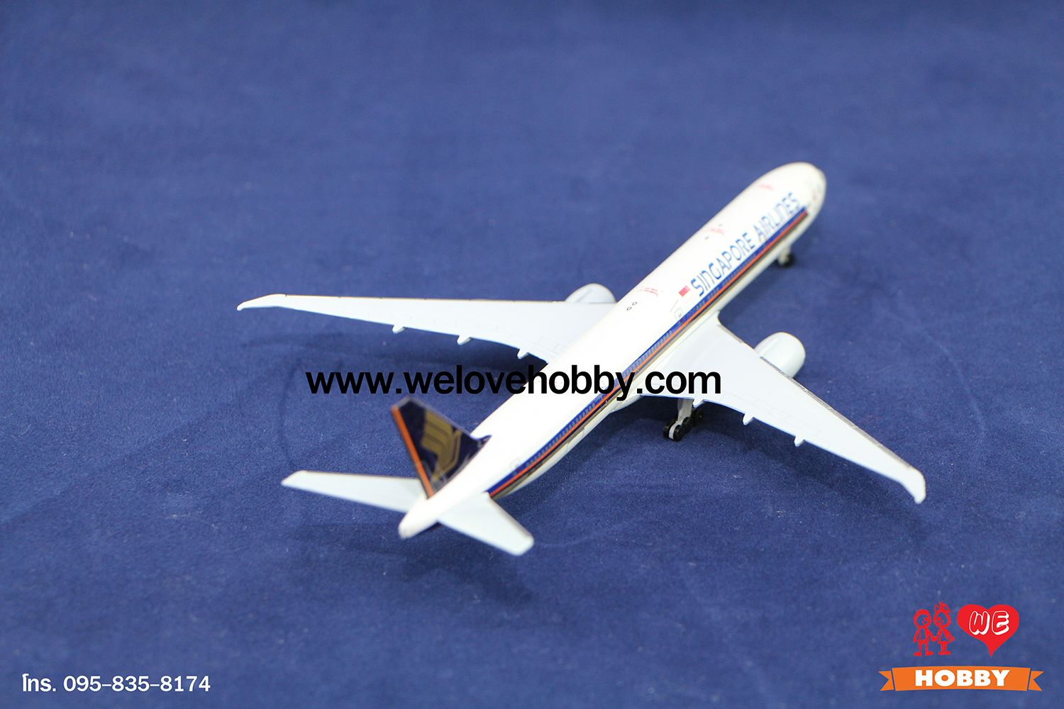 โมเดลเครื่องบิน Singapore Airlines (Boeing 777) สิงคโปร์ ไซส์กลาง แบบมีล้อเครื่องบิน (1:400)