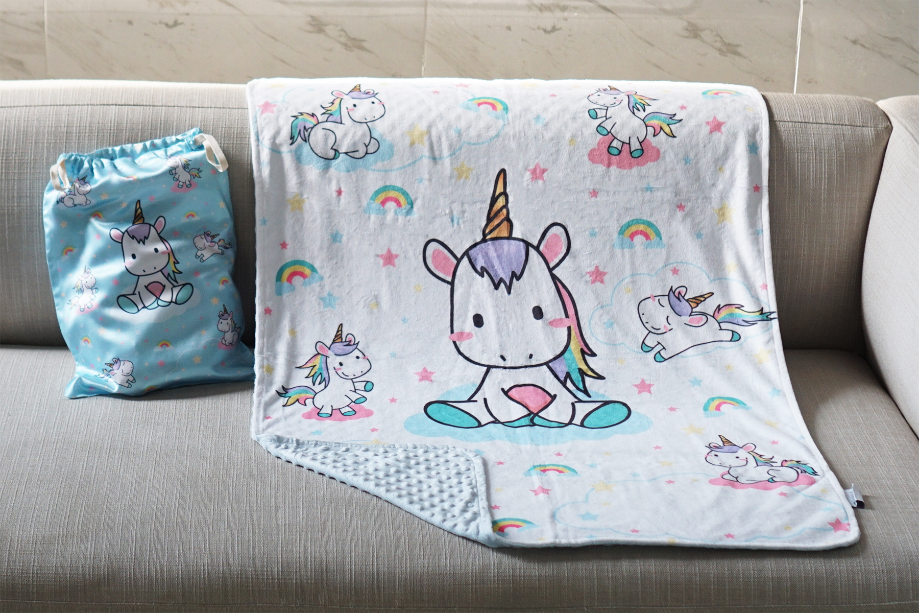 ผ้าห่ม Minky ลาย Unicorn 75x100cm แบบปักชื่อ ด้านหลังสีฟ้า