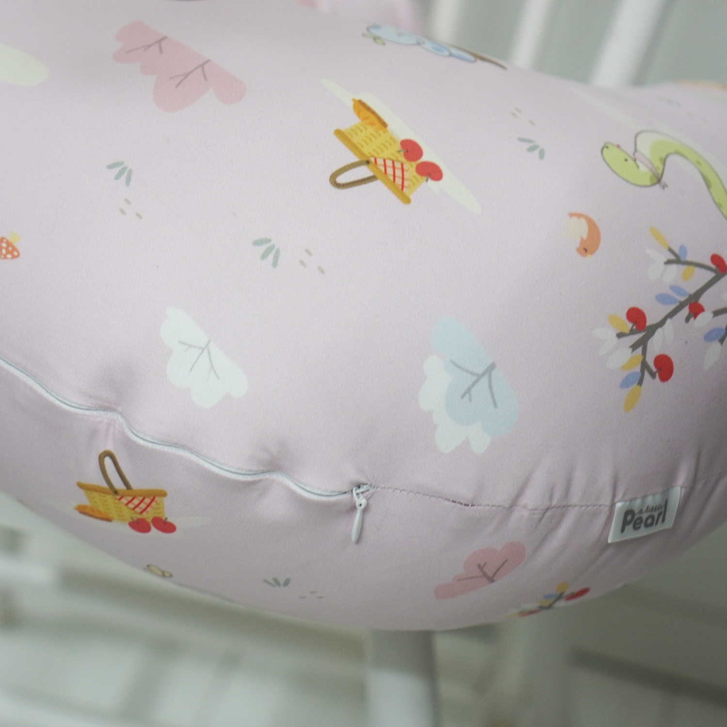 หมอนรองให้นม Nursing Pillow แบบพร้อมส่ง ลาย Snakes in the garden - Pink