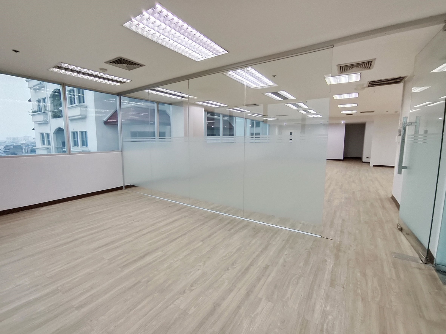 อาคาร เจ.เพรส ทาวเวอร์ (J Press Tower) สำนักงานให้เช่าติดถนนนางลิ้นจี่ กรุงเทพฯ ใกล้ทางด่วนเฉลิมมหานคร