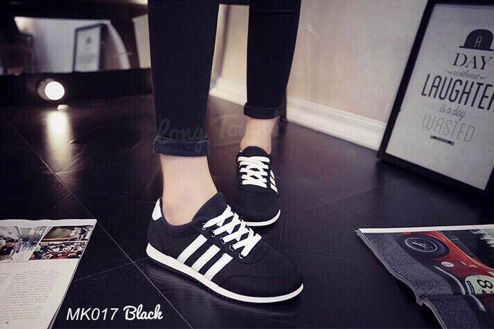รองเท้าผ้าใบสปอร์ตแต่งแถบ (สีดำ)