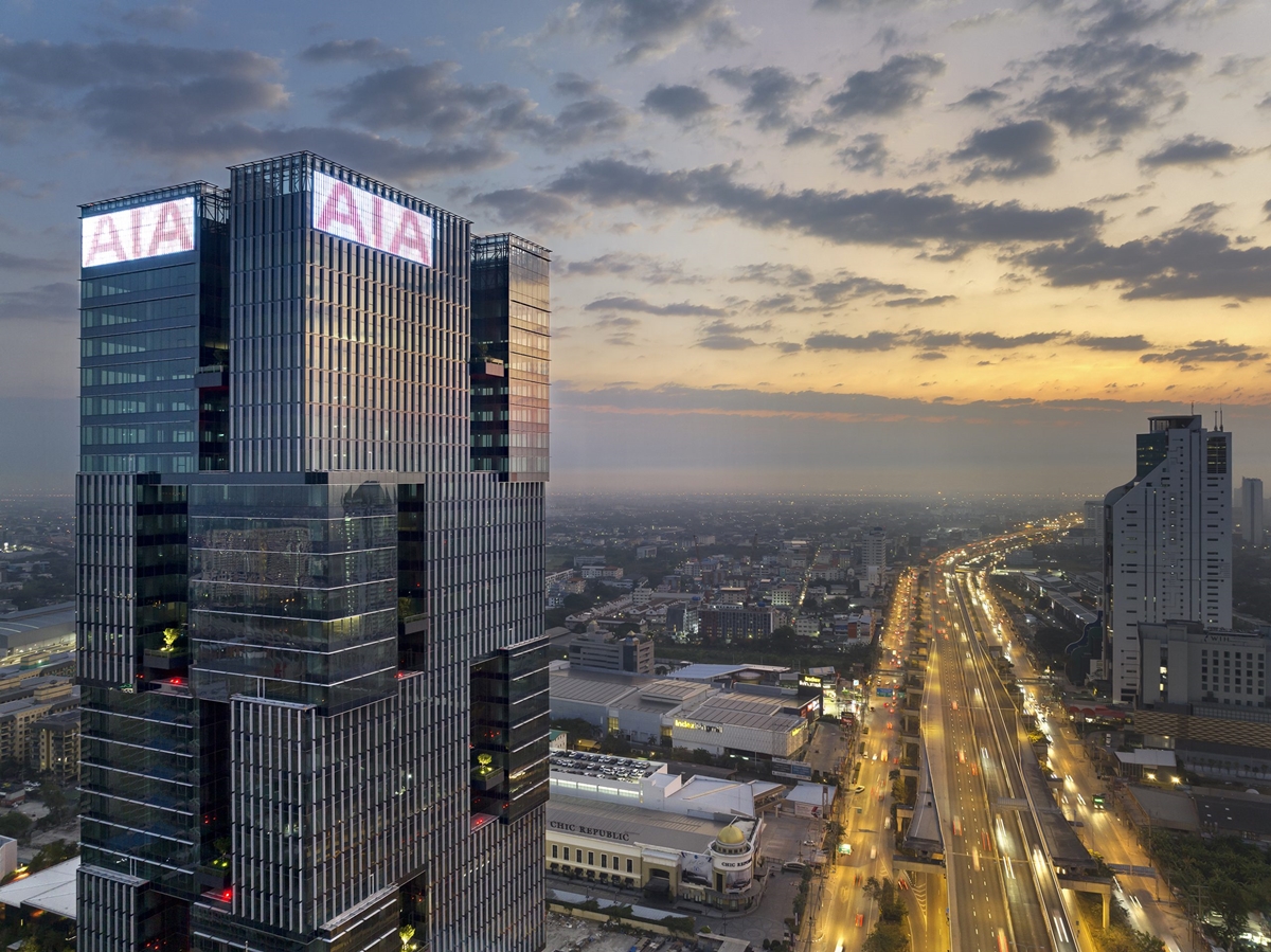 Space for rent for opening a shop in the AIA East Gateway office building, next to Bangna-Trad Road, near the MRT Yellow Line, Sri Iam Station, 350 meters.