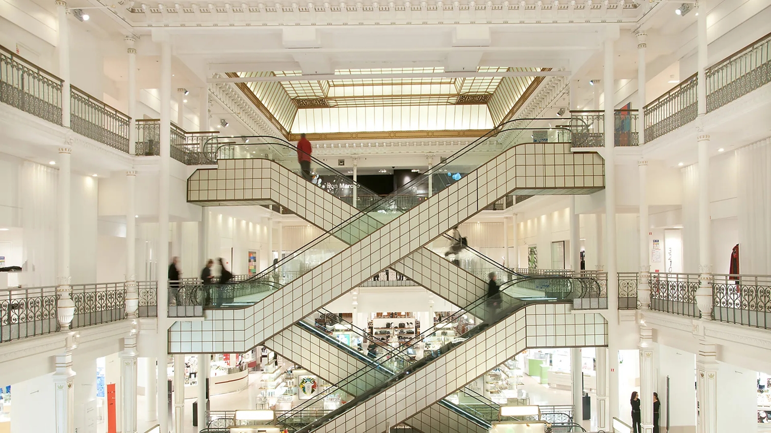 Shopping mall for sale with a 4-star luxury hotel, 666 rooms, in the middle of Chiang Mai, Thailand.