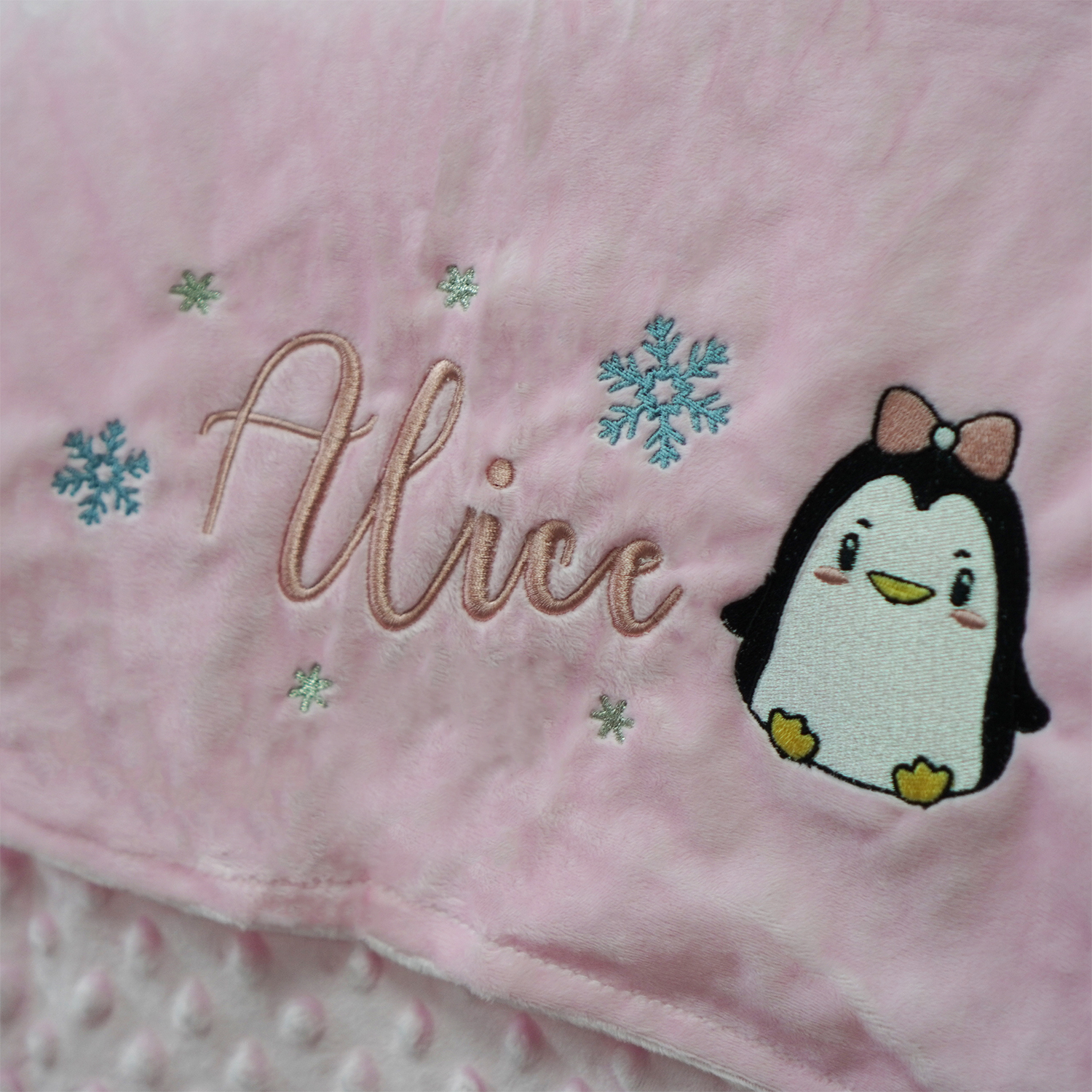 ผ้าห่ม Minky - สีชมพู 75x100cm แบบปักชื่อ+การ์ตูน - Penguin