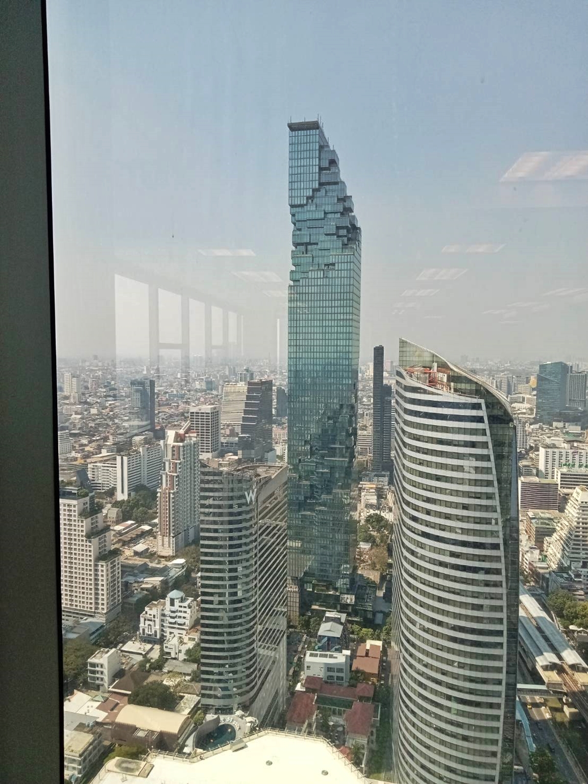 Empire Tower sathorn bangkok สำนักงานให้เช่าย่านสาทร ใกล้สถานีรถไฟฟ้า BTS ช่องนนทรี เพียง 300 เมตร