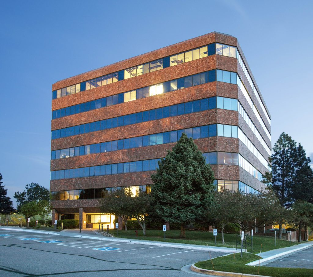 Office building for sale in Ratchada area Near the MRT, only 1 km, very good location!!