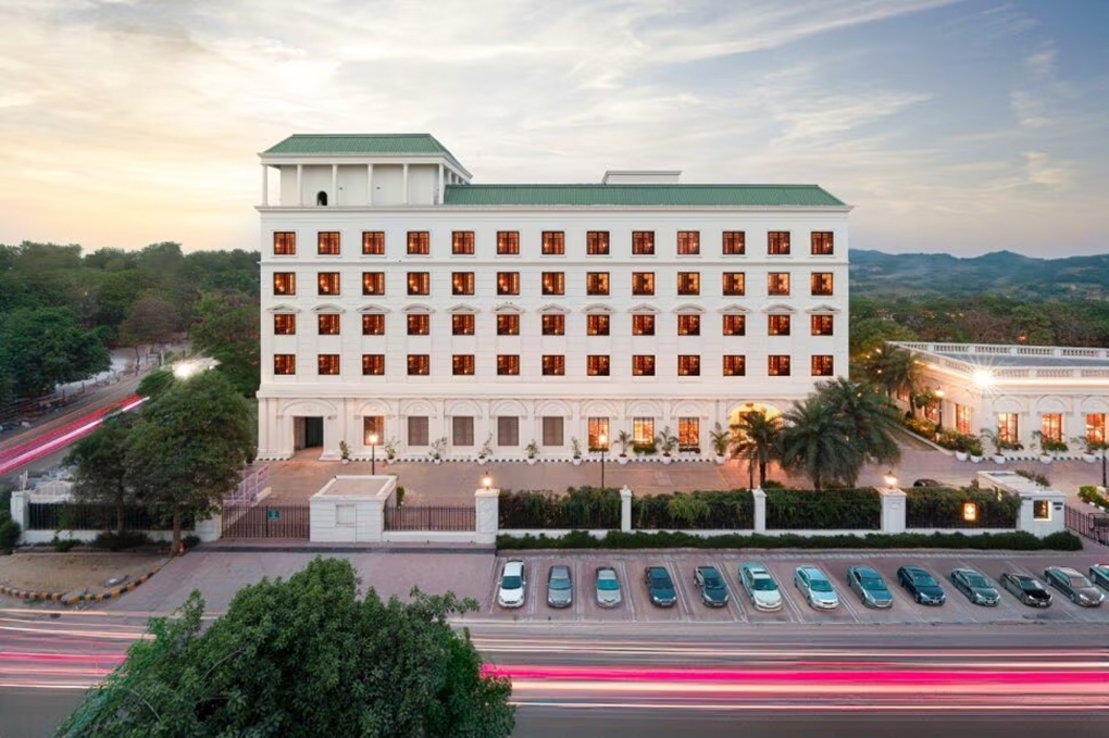 4-star hotel for sale, 100 rooms, near Ping River, Chiang Mai, Thailand.