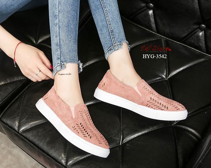 รองเท้าผ้าใบทรงSlip onฉลุลาย (สีชมพู)