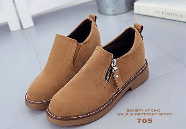 รองเท้าผ้าใบหนังกลับทรงสวม (สีเขียวขี้ม้า)