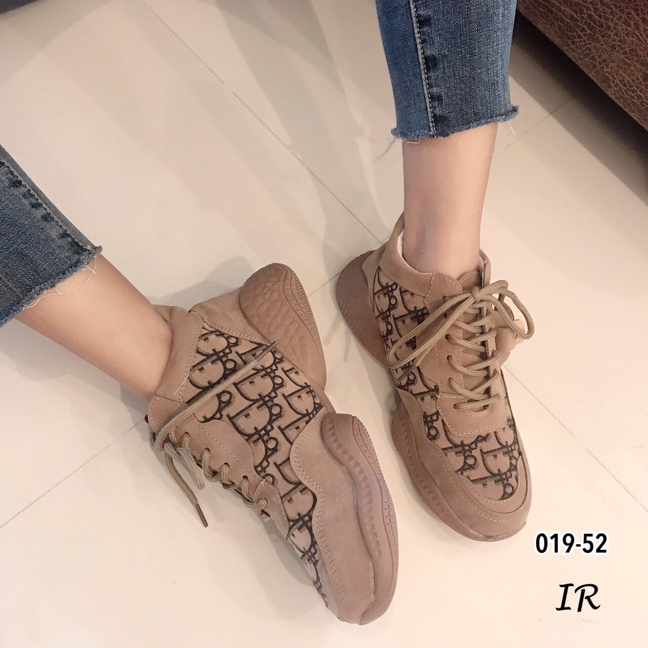 รองเท้าผ้าใบแต่งลายสไตล์ D