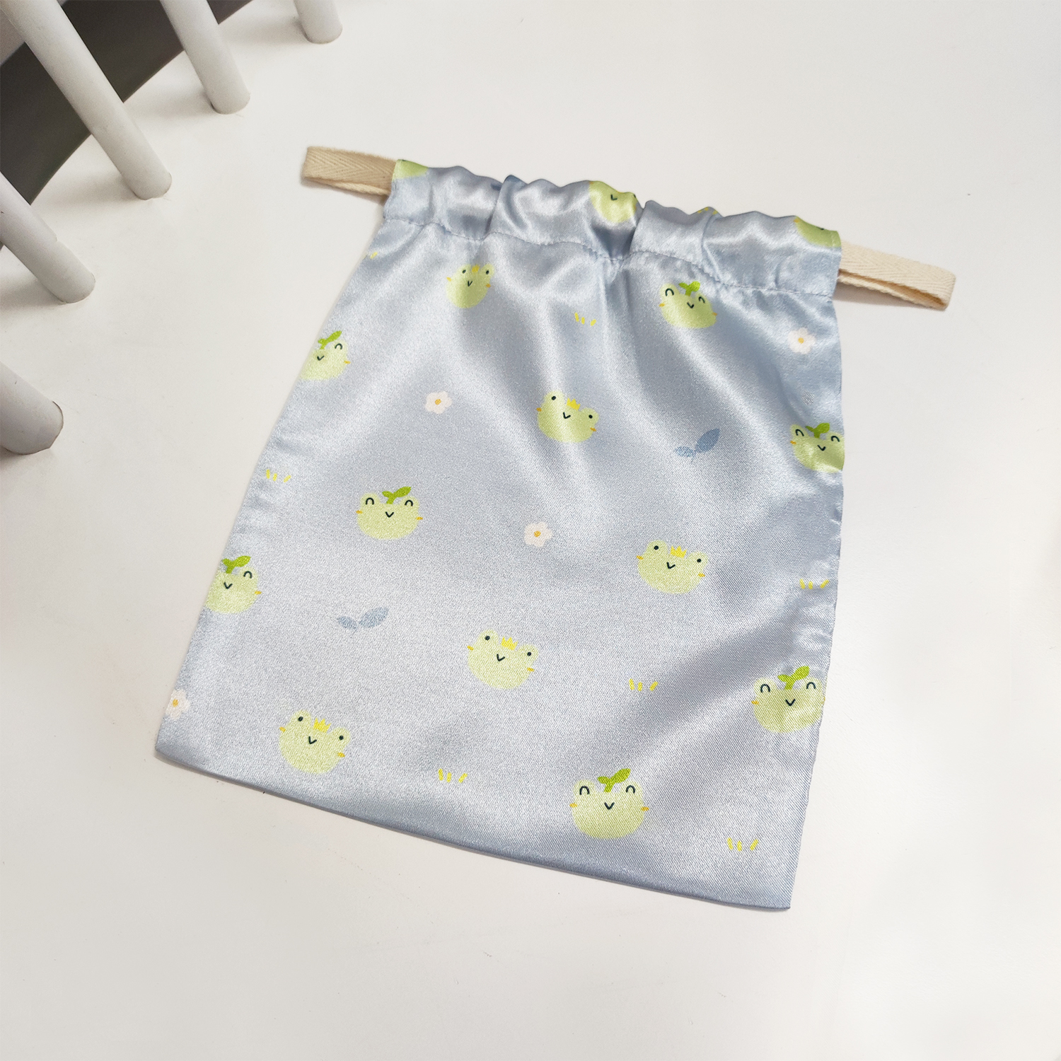 ถุงผ้าซาติน ลาย Pattern Frog - Blue
