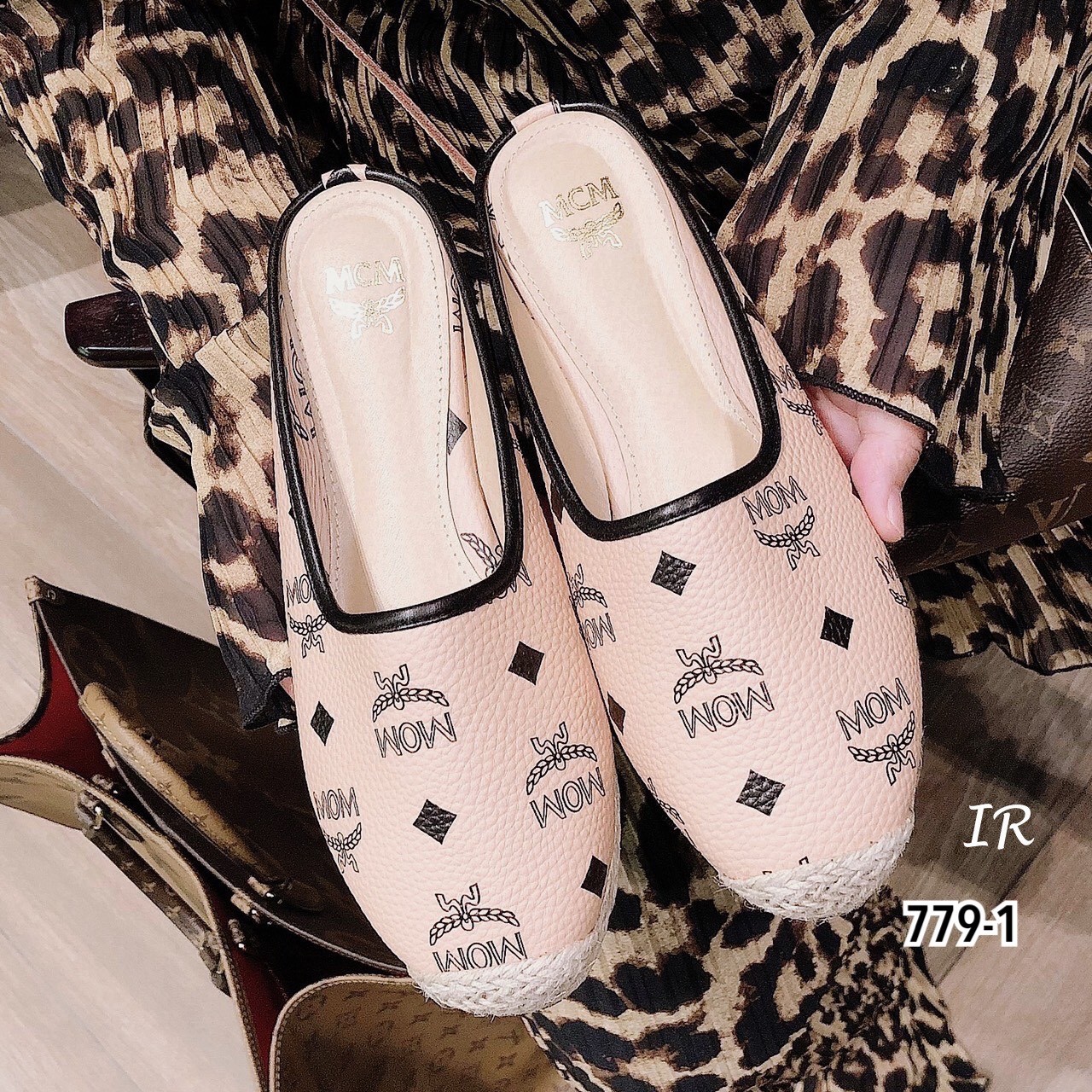 รองเท้าสลิปเปอร์แต่งลายแฟชั่น (สีครีม)