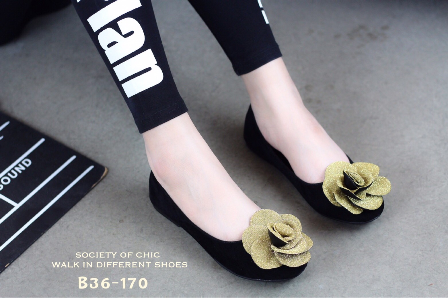 รองเท้าคัทชูส้นแบนแต่งดอกไม้วิ๊ง (สีทอง)