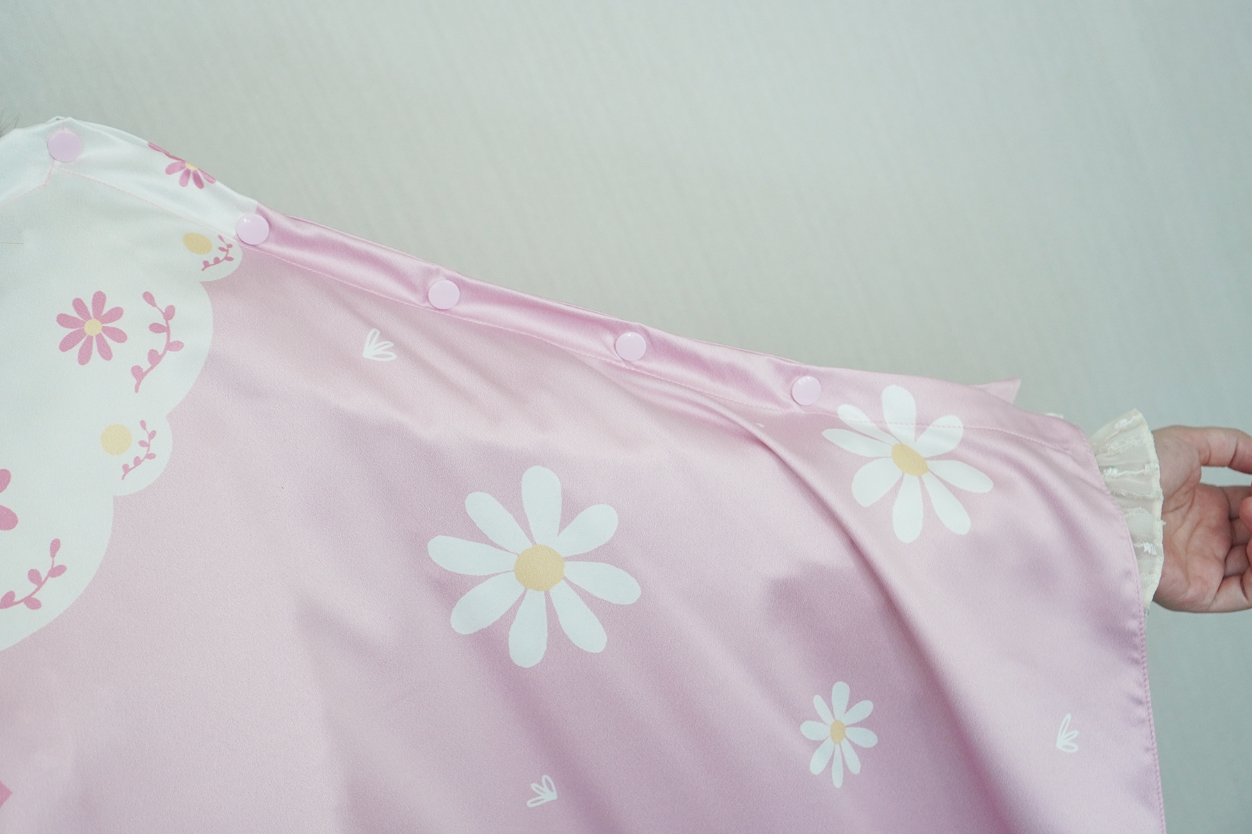 ผ้าคลุมให้นม 3in1 (รุ่นมีกระดุม ถอดโครงได้) แบบสั่งทำใส่ชื่อ ลาย Daisy - Pink